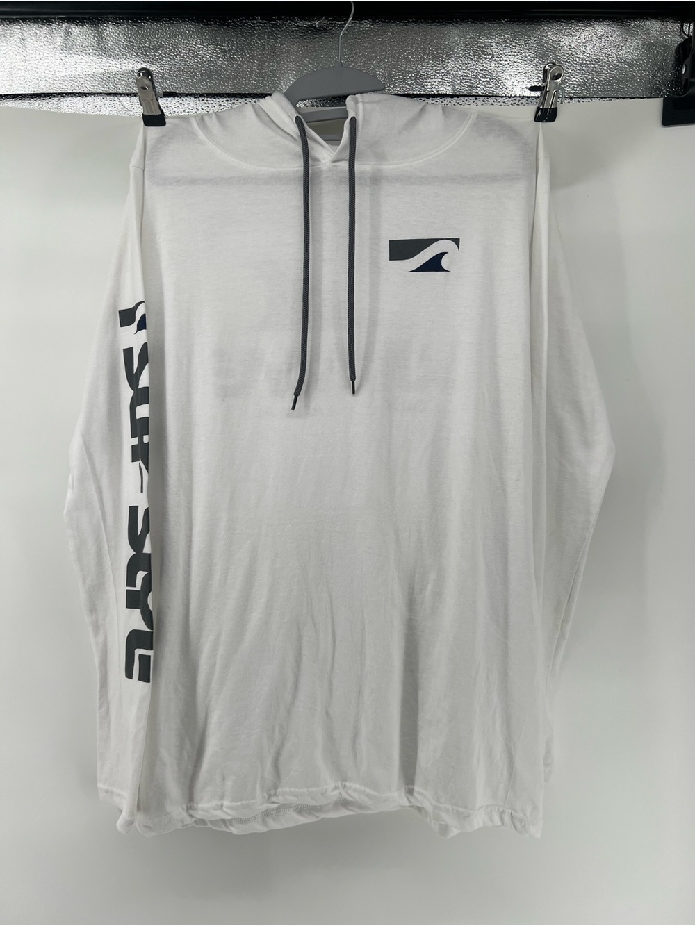 surf style White Hooded Long-Sleeve Shirt with Navy Logo, XL, coastal